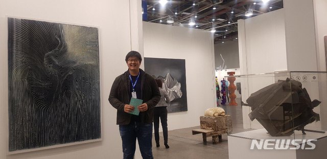 【대구=뉴시스】 박현주 미술전문기자 =21일 대구 엑스코에서 개막한 대구아트페어에 참여한 서울 제이슨 함 갤러리 함윤철 대표가 부스(5)에서 포즈를 취했다. 