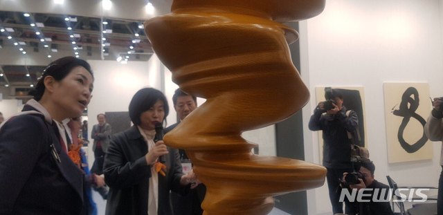 【대구=뉴시스】 박현주 미술전문기자 = 21일 안혜령 대구화랑협회장이 대구아트페어를 개막,전시장을 찾은 VIP들에게 작품 소개를 하고 있다.