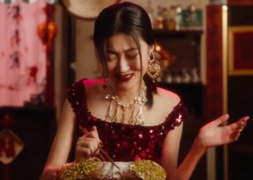 【서울=뉴시스】이탈리아의 유명 패션브랜드 '돌체앤가바나'가 중국인을 비하하는 인종차별주의적 광고를 선보인데 대해 중국에서 보이콧 운동이 일어났고, 결국 상하이에서 열기로 한 패션쇼가 취소됐다. 논란의 광고 캡쳐 사진. <사진출처: 중국 왕이> 2018.11.21 