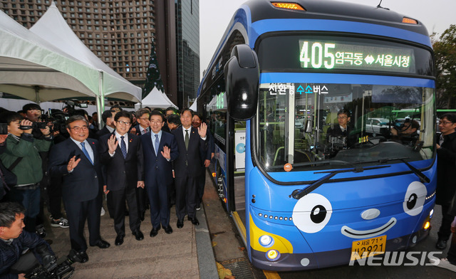 21일 서울광장에서 이병훈 광주시 문화경제부시장, 조명래 환경부 장관, 박원순 서울시장, 성윤모 산업부 장관 등이 수소전기버스를 시승하고 있다. (사진 제공=현대자동차)