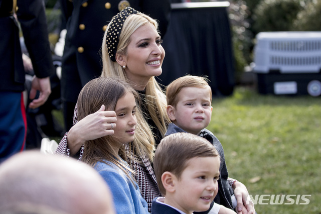 [워싱턴=AP/뉴시스] 2018년 11월20일(현지시간) 백악관에서 이방카 트럼프 백악관 선임고문이 세 자녀들과 함께 있는 모습. 2020.11.14. 