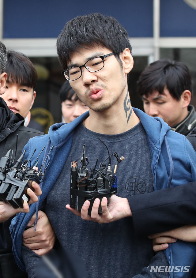 【서울=뉴시스】김진아 기자 = PC방 아르바이트생을 살해한 혐의로 구속된 피의자 김성수가 21일 오전 서울 양천경찰서에서 서울남부지방검찰청으로 송치되던 중 취재진의 질문을 받고 있다. 김성수는 이날 "동생도 잘못한 부분에 벌 받아야 한다"고 말했다. 2018.11.21.&nbsp; bluesoda@newsis.com 