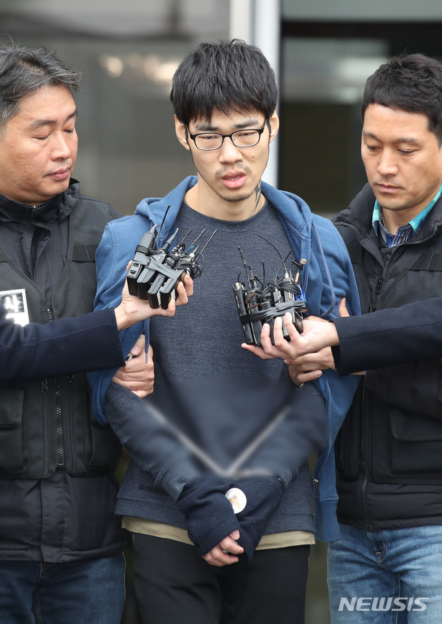 【서울=뉴시스】김진아 기자 = PC방 아르바이트생을 살해한 혐의로 구속된 피의자 김성수가 지난해 11월21일 오전 서울 양천경찰서에서 서울남부지검으로 송치되던 중 취재진의 질문을 받고 있다. 2018.11.21. bluesoda@newsis.com
