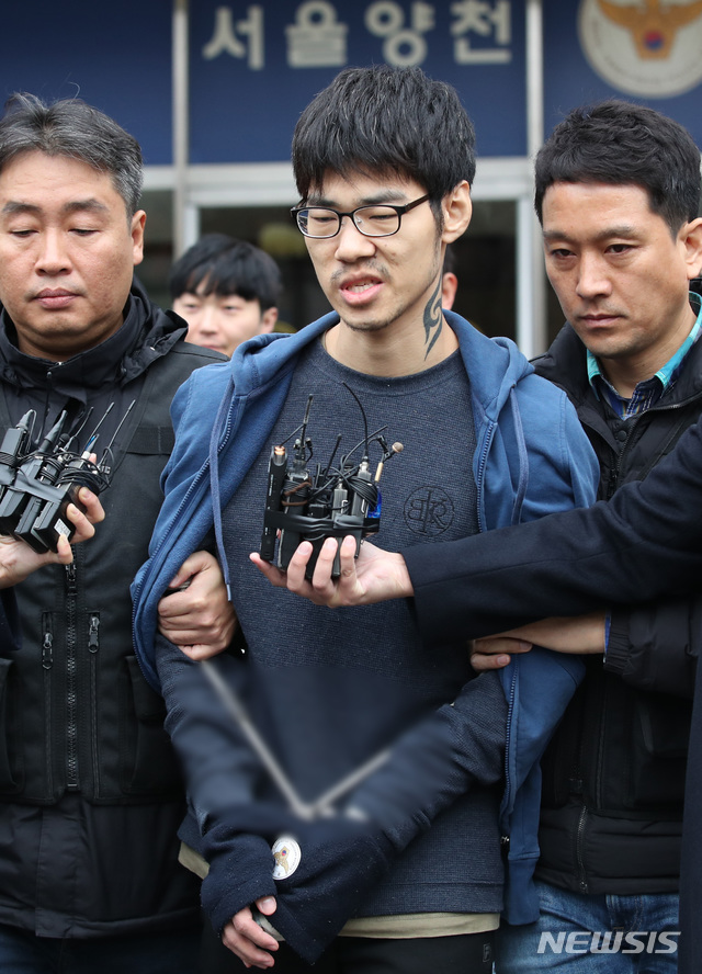 【서울=뉴시스】김진아 기자 = PC방 아르바이트생을 살해한 혐의로 구속된 피의자 김성수가 21일 오전 서울 양천경찰서에서 서울남부지방검찰청으로 송치되던 중 취재진의 질문을 받고 있다. 김성수는 이날 "동생도 잘못한 부분에 벌 받아야 한다"고 말했다. 2018.11.21.&nbsp;&nbsp; bluesoda@newsis.com 