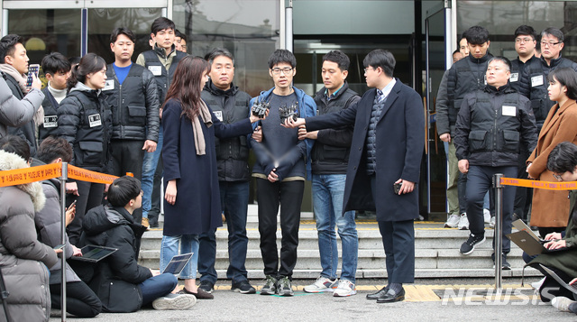 【서울=뉴시스】김진아 기자 = PC방 아르바이트생을 살해한 혐의로 구속된 피의자 김성수가 21일 오전 서울 양천경찰서에서 서울남부지방검찰청으로 송치되던 중 취재진의 질문을 받고 있다. 김성수는 이날 "동생도 잘못한 부분에 벌 받아야 한다"고 말했다. 2018.11.21.&nbsp; bluesoda@newsis.com 