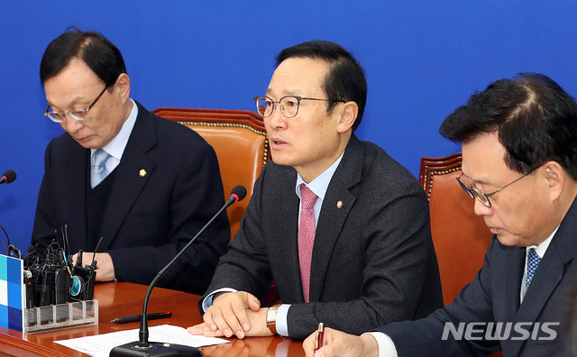 【서울=뉴시스】이종철 기자 = 21일 서울 여의도 국회에서 열린 민주당 최고위원회의에서 홍영표 원내대표가 모두발언을 하고 있다. 2018.11.21. jc4321@newsis.com