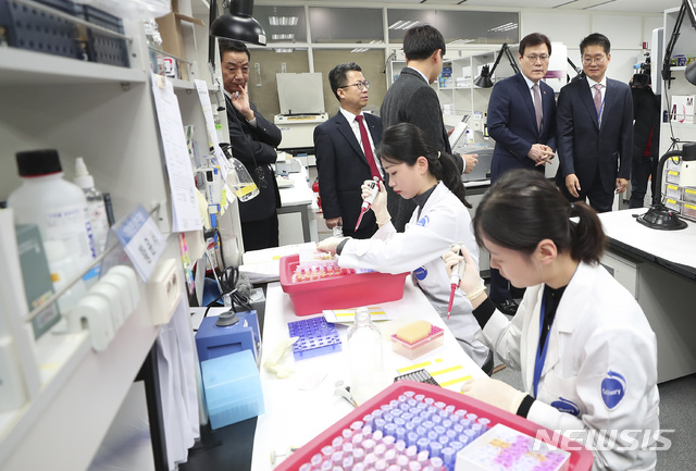 【서울=뉴시스】최진석 기자 = 최종구 금융위원장이 21일 서울 마포구 성장성 특례상장 1호 바이오업체 셀리버리를 방문해 연구실을 둘러보고 있다. 2018.11.21.myjs@newsis.com