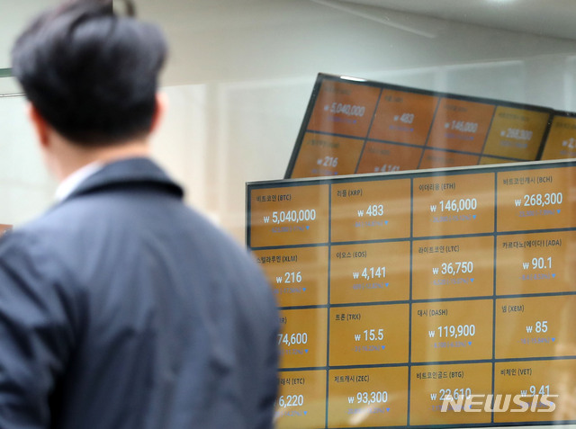 【서울=뉴시스】박주성 기자 = 비트코인이 전날에 이어 하락세를 보이고 있는 가운데 21일 오전 서울 시내 한 가상화폐거래소 전광판에 비트코인 등의 시세가 표시되고 있다. 2018.11.21.&nbsp; park7691@newsis.com