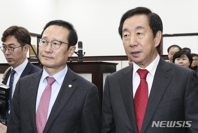 【서울=뉴시스】이종철 기자 = 21일 서울 여의도 국회에서 열린 국회의장 소집 5당 원내대표 회동에 참석한 민주당 홍영표, 한국당 김성태 원내대표가 의장실로 들어가고 있다. 2018.11.21. jc4321@newsis.com