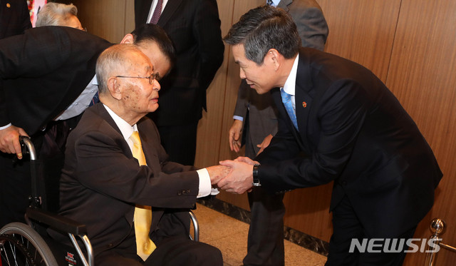 【서울=뉴시스】추상철 기자 = 주한미군이 주관하는 백선엽 예비역 대장 생일파티가 열린 21일 오전 서울 용산구 국방컨벤션에서 백 장군과 정경두 국방부장관이 인사를 나누고 있다. 2018.11.21. scchoo@newsis.com