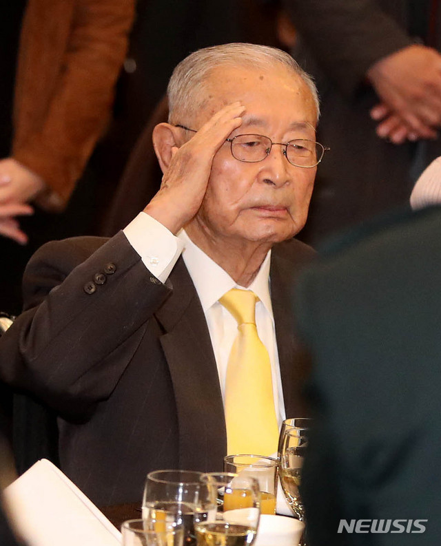 【서울=뉴시스】추상철 기자 = 주한미군이 주관하는 백선엽 예비역 대장 생일파티가 열린 21일 오전 서울 용산구 국방컨벤션에서 백 장군이 거수경례를 하고 있다.&nbsp; 이날 행사에는 정경두 국방장관, 박한기 합참의장, 백선엽 장군,해리해리스 주한미국대사, 로버트 에이브럼스 한미연합사령관 등이 참석했다. 2018.11.21.&nbsp; scchoo@newsis.com