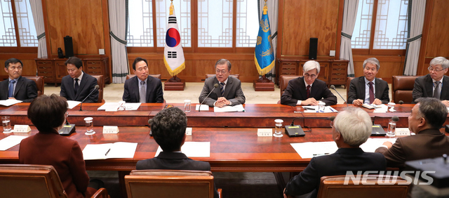 【서울=뉴시스】전신 기자 = 문재인 대통령이 21일 청와대 본관에서 열린 국정과제위원회 및 대통령자문위원회 오찬 간담회에서 모두발언하고 있다. 2018.11.21.&nbsp; photo1006@newsis.com