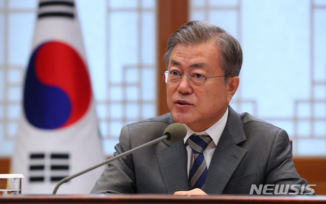 【서울=뉴시스】전신 기자 = 문재인 대통령이 21일 청와대 본관에서 열린 국정과제위원회 및 대통령자문위원회 오찬 간담회에서 마무리 발언을 하고 있다. 2018.11.21.&nbsp; photo1006@newsis.com