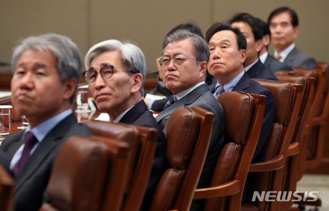 【서울=뉴시스】전신 기자 = 문재인 대통령이 21일 청와대 본관에서 열린 국정과제위원회 및 대통령자문위원회 오찬 간담회에서 추진성과 및 향후계획 보고를 듣고 있다. 2018.11.21.&nbsp; photo1006@newsis.com