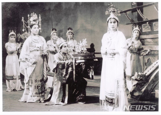 【광주=뉴시스】류형근 기자 = 광주시립오페라단은 다음달 7일 오후 7시30분, 8일 오후 3시 광주빛고을시민문화관에서 광주 출신으로 중국 3대 혁명음악가로 추앙받고 있는 정율성 선생의 대표 오페라 '망부운'을 56년만에 다시 무대에 올린다고 21일 밝혔다. 1962년 5월12일 초연당시 배우들. 2018.11.21. (사진=광주시립오페라단 제공) photo@newsis.com