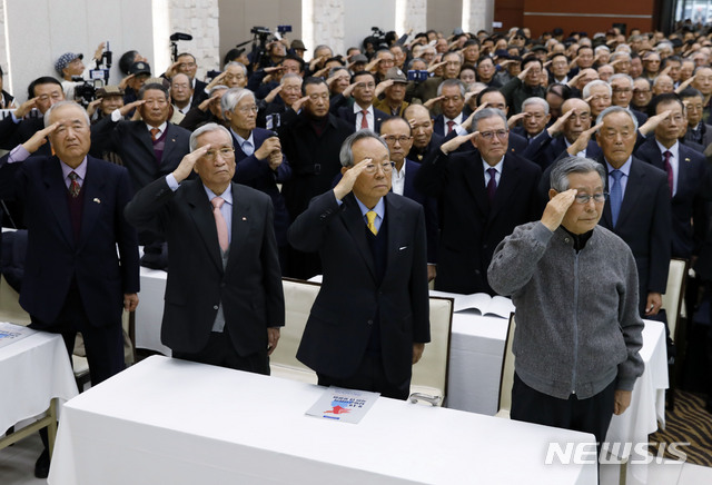 【서울=뉴시스】최동준 기자 = 지난달 21일 서울 용산구 전쟁기념관 평화홀에서 안보를 걱정하는 예비역 장성 일동 주최로 열린 9.19 남북군사합의 국민 대 토론회에서 박관용 전 국회의장, 전직 국방부 장관, 예비역 장성들이 국민의례를 하고 있다. 2018.11.21. photocdj@newsis.com