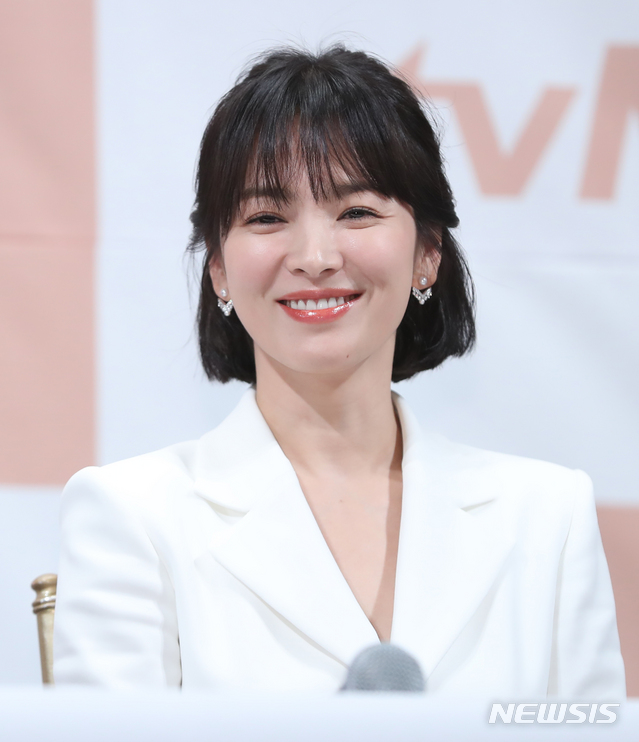 【서울=뉴시스】조수정 기자 = 배우 송혜교가 21일 오후 서울 강남구 논현동 임피리얼 팰리스 호텔에서 열린 tvN 새 수목드라마 ‘남자친구’ 제작발표회에서 질문을 듣고 있다. ‘남자친구’는 한번도 자신이 선택한 삶을 살아보지 못한 수현(송혜교 분)과 자유롭고 맑은 영혼 진혁(박보검 분)의 우연한 만남으로 시작된 설레는 감성멜로 드라마다로 오는 28일 첫 방송된다. 2018.11.21. chocrystal@newsis.com