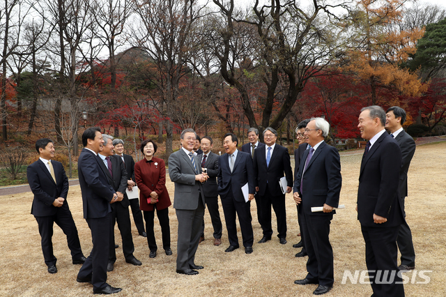 【서울=뉴시스】박진희 기자 = 문재인 대통령이 21일 오전 청와대 본관 집현실에서 열린 '국정과제위원회 및 대통령자문위원회 오찬간담회’를 마친 후 참석자들과 경내를 산책하고 있다. 2018.11.21.  pak7130@newsis.com