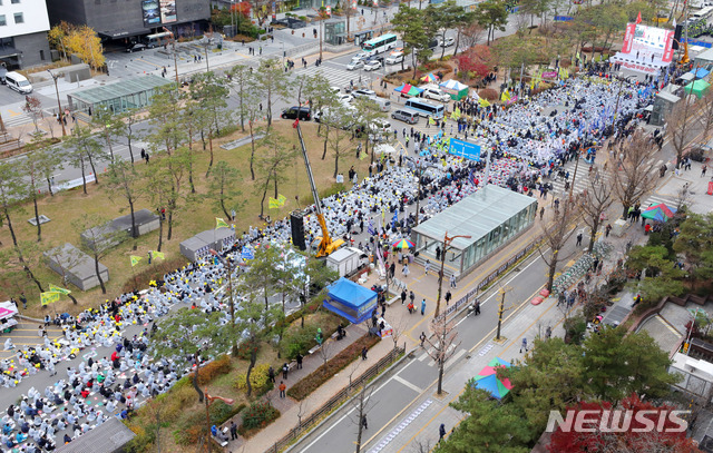 【서울=뉴시스】배훈식 기자 = 적폐청산! 노조 할 권리! 사회대개혁! 전국민주노동조합총연맹 총파업 대회가 열린 21일 오후 서울 여의도 국회 앞 의사당대로에서 김명환(왼쪽 두번째) 민주노총 위원장을 비롯한 조합원들이 구호를 외치고 있다. 2018.11.21. dahora83@newsis.com
