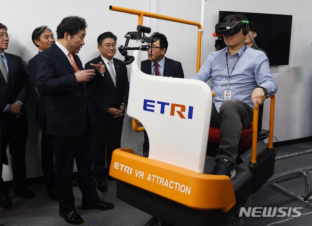 【대전=뉴시스】함형서 기자 = 이낙연 국무총리가 21일 오후 대전 유성구 한국전자통신연구원을 방문해 VR 테마파크용 콘텐츠 체험 시스템 기술을 보고 있다. 2018.11.21. foodwork23@newsis.com