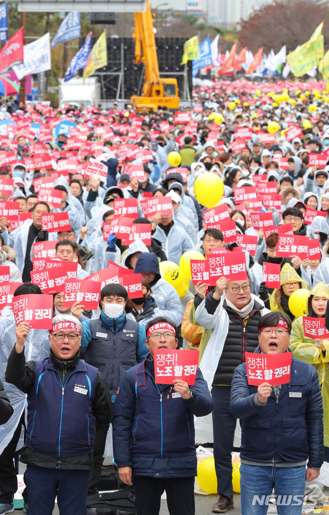 【서울=뉴시스】배훈식 기자 = 적폐청산! 노조 할 권리! 사회대개혁! 전국민주노동조합총연맹 총파업 대회가 열린 21일 오후 서울 여의도 국회 앞 의사당대로에서 김명환(왼쪽 두번째) 민주노총 위원장을 비롯한 조합원들이 구호를 외치고 있다. 2018.11.21. dahora83@newsis.com