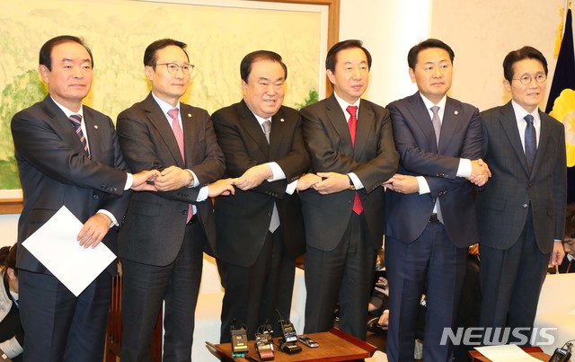 【서울=뉴시스】 박영태 기자 = 21일 오후 서울 여의도 국회 의장 접견실에서 문희상 국회의장과 여야5당 원내대표가 예산결산특별위원회등 모든 상임위 활동 정상화하고 정기국회 후 고용세습 채용비리 의혹 관련 국정조사 하기로 합의문을 발표하고 있다. 2018.11.21. photo@newsis.com