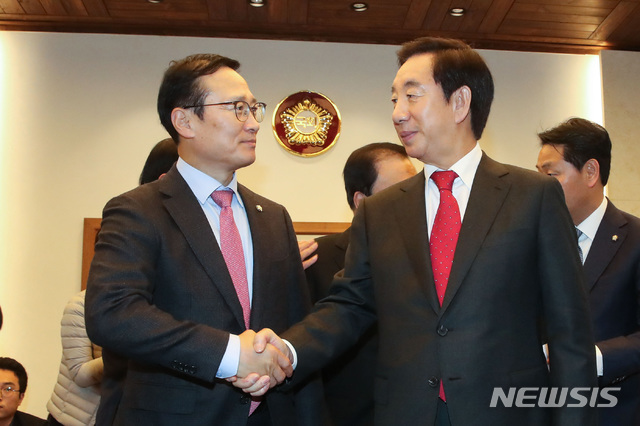 【서울=뉴시스】박영태 기자 = 21일 오후 서울 영등포구 여의도 국회 의장실에서 문희상 국회의장과 5당 원내대표가 국회정상화에 합의한 후 홍영표 더불어민주당 원내대표와 김성태 자유한국당 원내대표가 악수를 하고 있다. 2018.11.21.photo@newsis.com