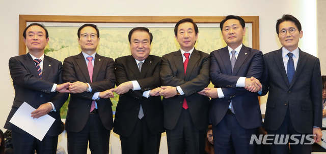 【서울=뉴시스】박영태 기자 = 21일 오후 서울 영등포구 여의도 국회 의장실에서 문희상 국회의장과 5당 원내대표가 국회정상화에 합의한 후 손을 잡고 기념촬영을 하고 있다. 왼쪽부터 장병완 민주평화당, 홍영표 더불어민주당 원내대표, 문희상 국회의장, 김성태 자유한국당, 김관영 바른미래당, 윤소하 정의당 원내대표. 2018.11.21. photo@newsis.com