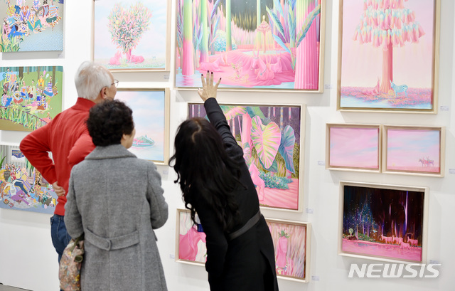 【대구=뉴시스】 지역 최대의 미술시장인 ‘대구아트페어’와 청년작가 발굴·육성을 위한 ‘청년미술프로젝트’를 통합한 ‘2019 대구아트스퀘어’가 14일 대구엑스코에서 개막해 17일까지 열린다. 사진은 지난해 ‘대구아트페어’ 전시장 모습이다. 뉴시스DB. 2019.11.11. photo@newsis.com