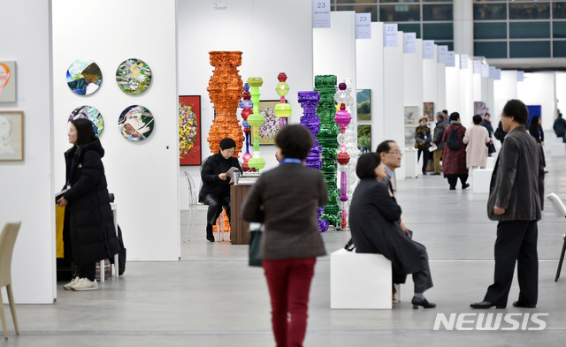 【대구=뉴시스】우종록 기자 = 21일 오후 대구 북구 산격동 엑스코에서 열린 ‘2018 대구아트스퀘어’ 개막식에서 관람객들이 전시된 미술품을 살펴보고 있다. 이번 ‘대구아트페어’는 7개국에서 111개 화랑의 작가 700여 명이 참여하고 5천여 점의 작품이 전시된다. 2018.11.21.&nbsp; wjr@newsis.com 