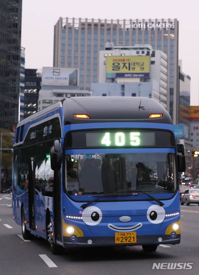 【서울=뉴시스】고승민 기자 = 성윤모 산업통상자원부 장관과 조명래 환경부 장관, 박원순 서울시장 등 참석자들이 21일 오후 '수소버스 도입 활성화를 위한 업무협약식'을 마치고 서울광장에서 수소버스를 시승, 출발하고 있다.&nbsp; 2018.11.21.kkssmm99@newsis.com