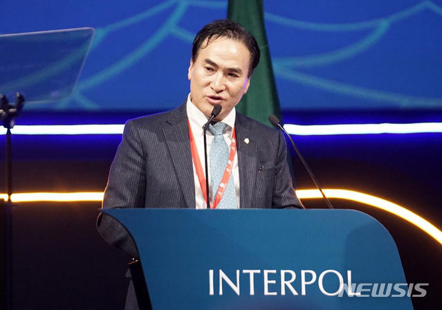 【서울=뉴시스】이영환 기자 = 김종양 인터폴(INTERPOL) 신임 총재가 21일 아랍에미리트 두바이에서 열린 제87차 총회에서 발언하고 있다. 2018.11.21.(사진=경찰청 제공) photo@newsis.com