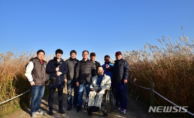 【서울=뉴시스】양천구, 하늘공원 야외촬영 실습중 단체사진. 2018.11.22.(사진=양천구 제공)