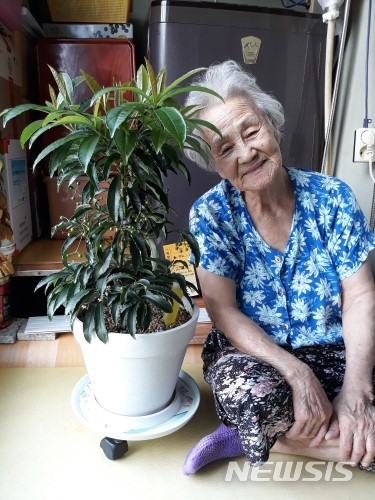 【서울=뉴시스】반려식물과 사진 찍은 모습. 2018.11.22. (사진=서울시 제공)