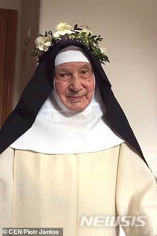 【서울=뉴시스】지난주 타계한 폴란드의 세계 최고령인 세실리아 로스작 수녀. 그녀는 2차 세계대전 당시 유대인 구출 활동을 펼치기도 했다. <사진 출처 : 영 데일리 메일> 2018.11.22