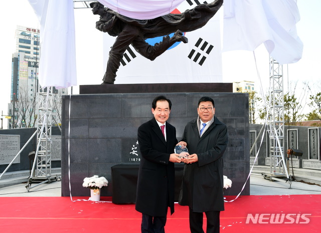 안중근 동상 제막식 참석한 안병용 의정부시장.(사진=의정부시 제공)