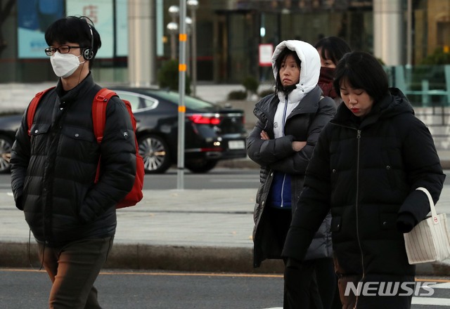 【서울=뉴시스】조성봉 기자 = 절기상 소설(小雪)인 지난해 22일 오전 서울 종로구 광화문 네거리에서 시민들이 겨울 잠바와 마스크를 쓰고 출근길 발걸음을 재촉하고 있다. 2018.11.22.suncho21@newsis.com