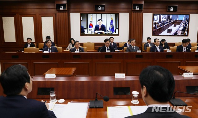 【서울=뉴시스】조성봉 기자 = 22일 오전 서울 종로구 정부서울청사에서 열린 국정현안점검조정회의에서 이낙연 국무총리의 모두발언을 참석자들이 경청하고 있다. 이날 회의는 서울-세종 정부청사에서 화상회의로 진행됐다. 왼쪽부터 엄재식 원자력안전위원회 사무처장, 손병석 국토교통부 제1차관, 성윤모 산업통상자원부 장관, 도종환 문화체육관광부 장관, 고형권 기재부 1차관, 김영문 관세청장. 2018.11.22.suncho21@newsis.com