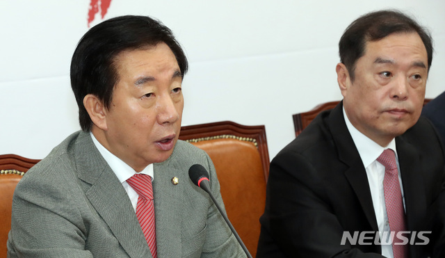 【서울=뉴시스】박영태 기자 = 22일 오전 서울 영등포구 여의도 국회에서 열린 자유한국당 비상대책위원회의에서 김성태 원내대표가 발언을 하고 있다. 2018.11.22.since1999@newsis.com