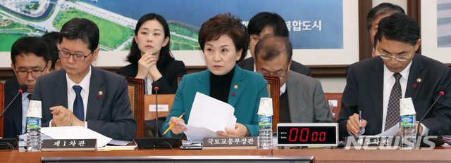 【서울=뉴시스】박영태 기자 = 22일 오전 서울 영등포구 여의도 국회에서 열린 국토교통위원회 전체회의에 김현미 장관이 참석해 앉아 있다. 2018.11.22.since1999@newsis.com