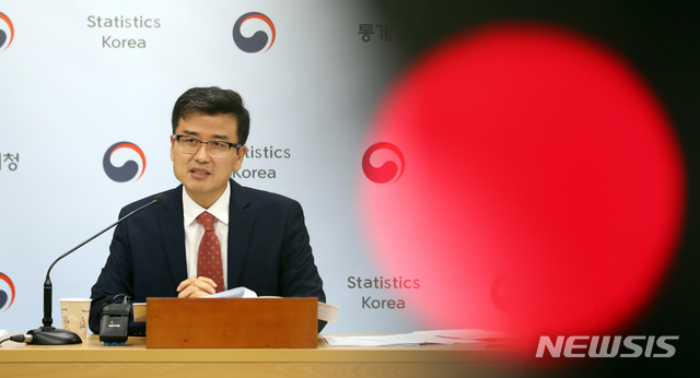 【세종=뉴시스】강종민 기자 = 박상영 통계청 복지통계과장이 22일 오전 정부세종청사에서 2018년 3/4분기 가계동향조사 소득부문 결과를 설명하고 있다. 3/4분기 가구당 월평균 소득은 474만 8000원으로 전년에 비해 4.6% 증가했지만, 소득 1분위 가구의 월평균 소득은 131만 8000원으로 전년 대비 7.0% 감소해 소득 양극화가 심화된것으로 나타났다. 2018.11.22. ppkjm@newsis.com