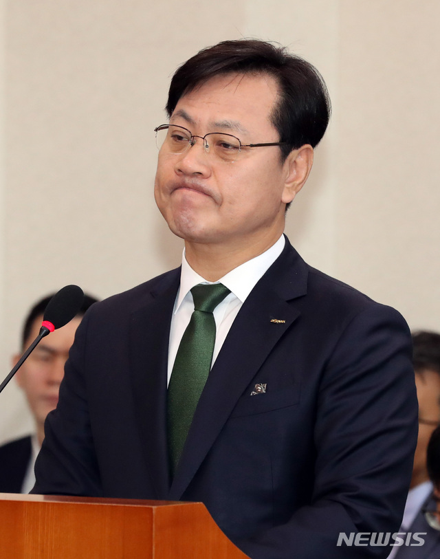 【서울=뉴시스】박영태 기자 = 22일 오전 서울 영등포구 여의도 국회에서 열린 국토교통위원회 전체회의에서 오영식 한국철도공사 사장이 지난 20일 단전사고로 충북 청주 오송역에서 멈춰선 KTX414열차의 사고에 대한 의원 질의를 듣고 있다. 2018.11.22. since1999@newsis.com