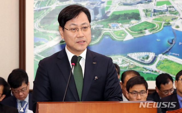 【서울=뉴시스】박영태 기자 = 22일 오전 서울 영등포구 여의도 국회에서 열린 국토교통위원회 전체회의에서 오영식 한국철도공사 사장이 지난 20일 단전사고로 충북 청주 오송역에서 멈춰선 KTX414열차의 사고에 대한 의원 질의에 답변하고 있다. 2018.11.22. since1999@newsis.com