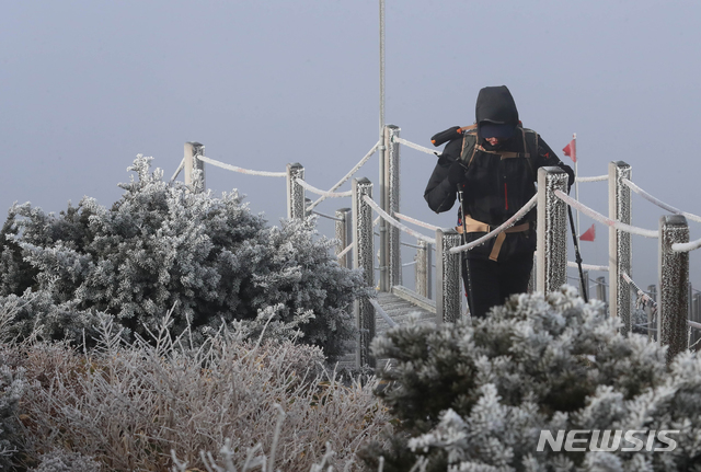 【제주=뉴시스】우장호 기자 = 절기상 첫눈이 내린다는 소설(小雪)인 22일 제주 한라산 영실 탐방로에 상고대가 피어 아름답다. 상고대는 영하의 온도에서 대기 중에 있는 안개·서리 등의 미세한 물방울이 나무 등의 차가워진 물체와 만나 생기는 것으로 '나무서리'라고도 부른다. 2018.11.22. woo1223@newsis.com
