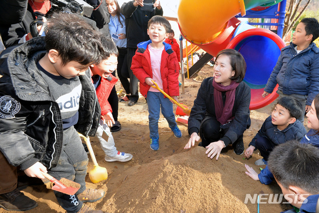 【대구=뉴시스】우종록 기자 = 유은혜 사회부총리 겸 교육부장관이 22일 오전 대구 수성구 황금동 경북고등학교 부지 내 공립단설 대구황금유치원을 방문, 야외 수업중인 어린이들과 모래놀이를 하고 있다. 2018.11.22. wjr@newsis.com