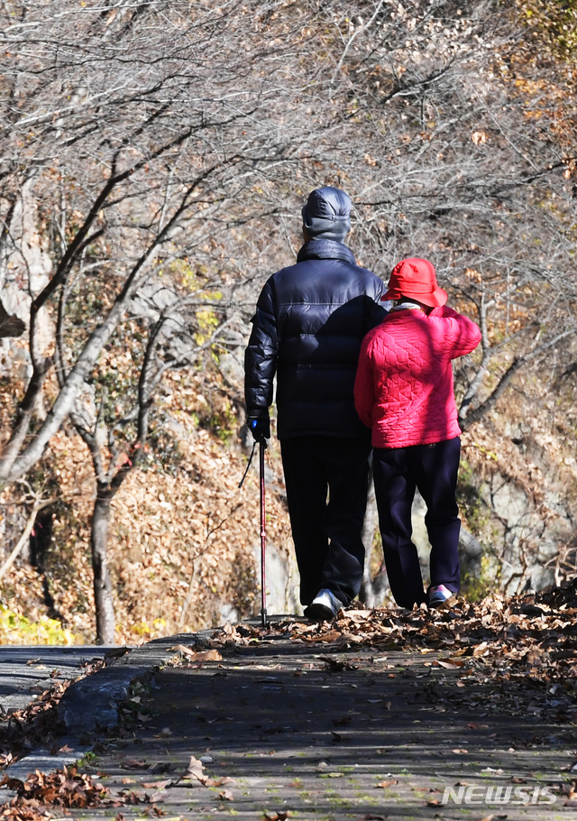 【함안=뉴시스】차용현 기자 = 소설(小雪)인 22일 오전 전국 대부분 기온이 영하로 떨어진 가운데 경남 함안군 함안면 입곡군립공원에서 노부부가 낙엽이 떨어진 산책로를 손을 맞잡고 걷고 있다. 2018.11.22. con@newsis.com