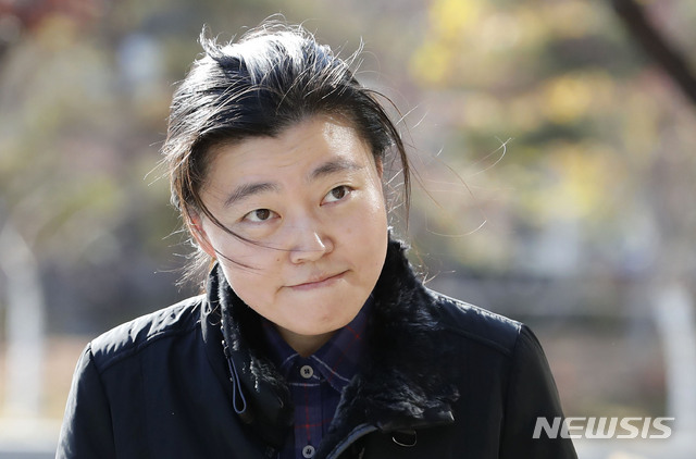 【서울=뉴시스】최동준 기자 = 임은정 청주지검 충주지청 부장검사가 지난해 11월22일 검찰 내 성폭력 수사무마 의혹과 관련해 고발인 조사를 받기 위해 서울 서초구 서울중앙지방검찰청으로 들어서고 있다. 2018.11.22. photocdj@newsis.com