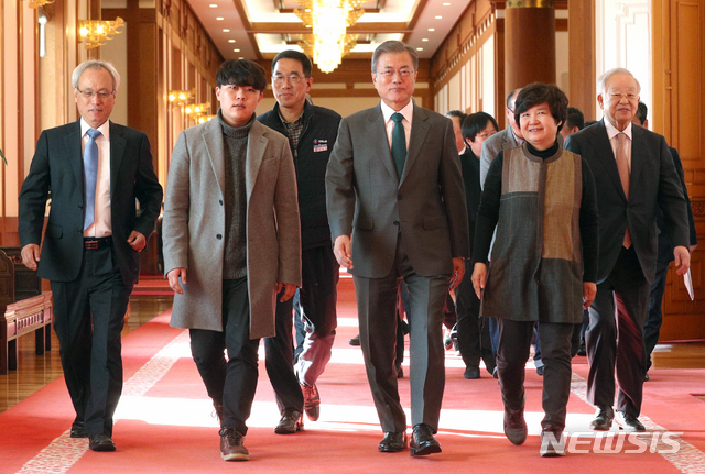 【서울=뉴시스】박진희 기자 = 문재인 대통령이 22일 오전 청와대 본관에서 경제사회노동위원회 위촉장 수여식을 마치고 참석자들과 회의장으로 이동하고 있다. 왼쪽부터 문성현 경제사회노동위원회 위원장, 김병철 청년유니온 위원장, 김주영 한국노동조합총연맹 위원장, 문 대통령, 나지현 전국여성노조위원장, 손경식 한국경영자총협회 회장. 2018.11.22. pak7130@newsis.com