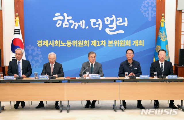 【서울=뉴시스】박진희 기자 = 문재인 대통령이 22일 오후 청와대 본관에서 열린 경제사회노동위원회 본위원회 1차 회의를 주재하고 있다. 오른쪽부터 박용만 대한상공회의소 회장, 김주영 한국노동조합총연맹 위원장, 문재인 대통령, 손경식 한국경영자총협회 회장, 문성현 경제사회노동위원회 위원장. 2018.11.22. pak7130@newsis.com