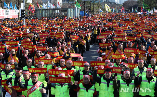 【서울=뉴시스】홍효식 기자 = 22일 오후 서울 여의도 국회 앞에서 열린 불법 카풀 앱 근절 제2차 택시 생존권 사수 결의대회에서 참가자들이 피켓을 들고 여객법 개정안 국회 통과·자가용 불법 유상운송행위 및 알선(카풀) 근절·택시 생존권 보장을 촉구하며 구호를 외치고 있다. 2018.11.22. yesphoto@newsis.com